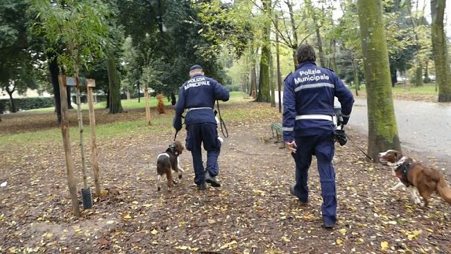 Striscioni e luci contro lo spaccio di droga a Firenze