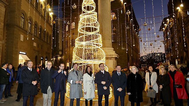 Via Tornabuoni illuminata, c'è aria di Natale 