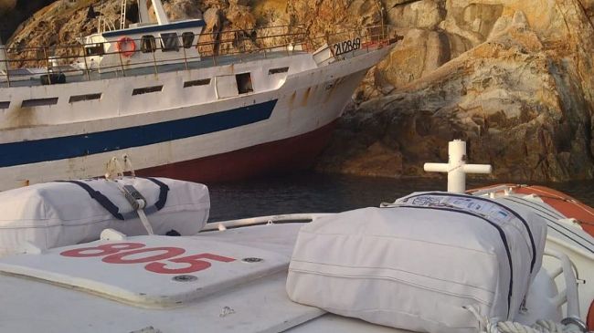 Peschereccio incagliato a Montecristo, resta l'allarme per l'ambiente