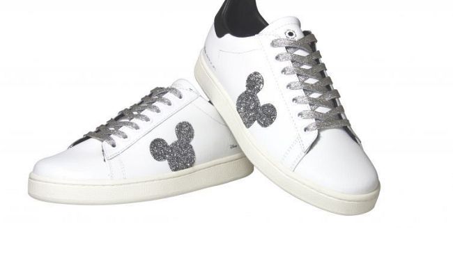 La sneaker esclusiva con cristalli Swarovski