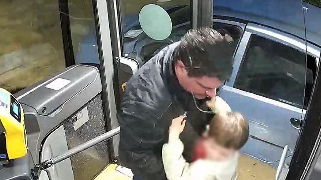 Siena: autista di bus mette in sicurezza un automobilista e suo figlio