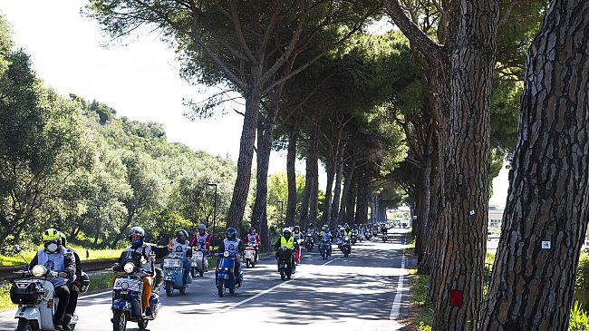 Vespa world days: in sella a uno dei famosi veicoli della Piaggio