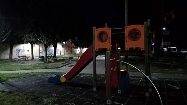 Nuovo raid vandalico: distrutti i giochi nel giardino di Mantignano