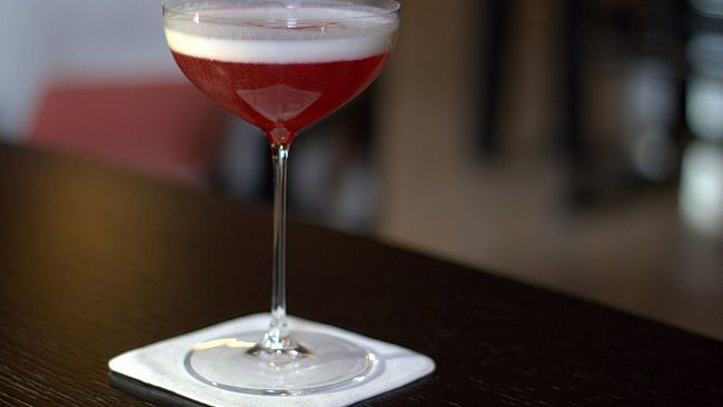 Vende cocktail superalcolici a due 17enni: licenza sospesa