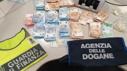 Aeroporto di Pisa: in valigia 44mila euro non dichiarati 