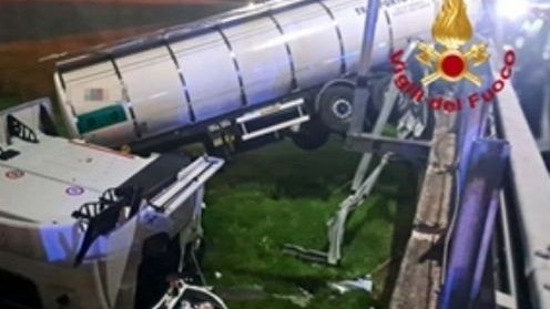 Tir cisterna del latte giù dal cavalcavia nella notte