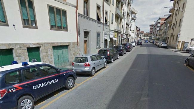 Suicidio, vuole gettarsi dal quarto piano afferrata al volo