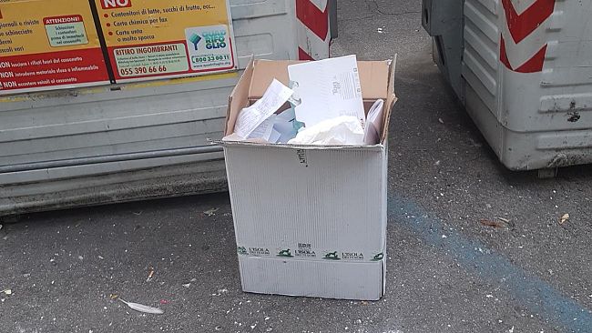 Abbandona rifiuti vicino ai cassonetti in piazza Tanucci: multato dalla Polizia Municipale