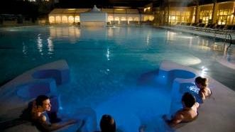 Festeggiare l’anno nuovo nella piscina di Grotta Giusti