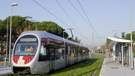 Arrivate le maniglie sulla tramvia per viaggiare comodi