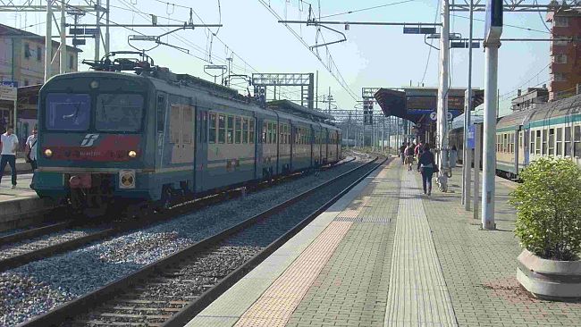 Muore travolto dal treno mentre lavora sui binari