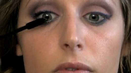 Truccarsi alla guida: a Firenze una donna su venti lo fa