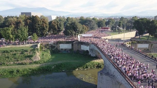 Un fiume rosa per le strade di Firenze