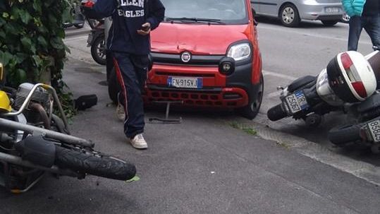 Prende l'auto a una donna, catturato dopo un inseguimento da Far West