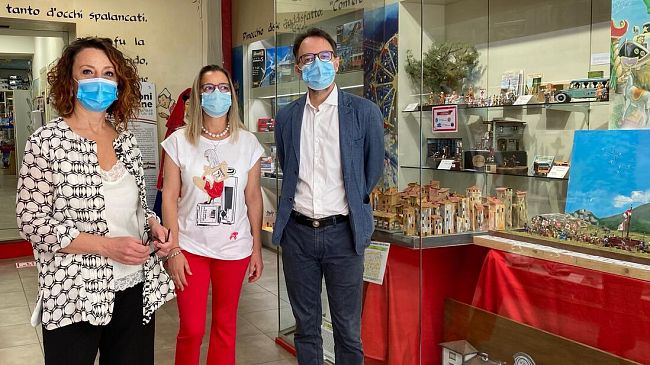 Il corteo storico in miniatura sfila nelle vetrine di modellismo