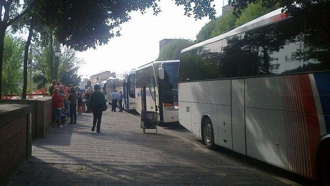 Pullman per turisti sul lungarno: multati perché senza permesso di entrare in città