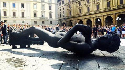 David disteso e dipinto di nero, simbolo luttuoso: rivolta sul web