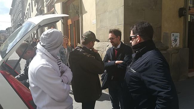 Falsa mima importuna i turisti: rischia un arresto a 4 anni e 30mila euro di sanzione