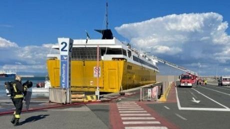 Incendio in un traghetto in partenza per l'Elba 