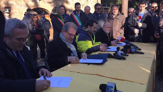 Suvignano, la tenuta confiscata alla mafia: Matteo Salvini la consegna alla Regione Toscana