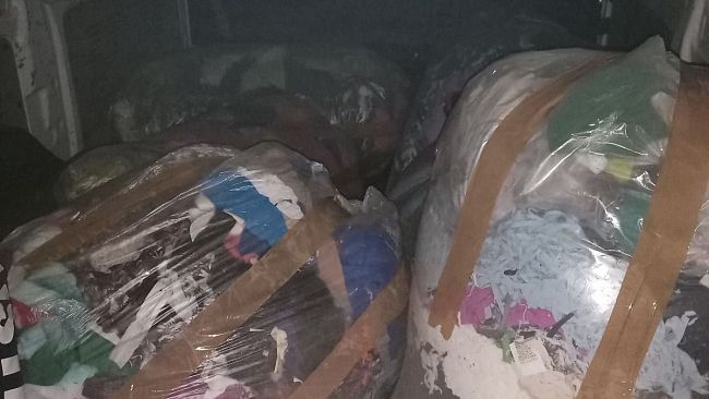 Abbandona sacchi di rifiuti tessili nei cassonetti, 39enne denunciato