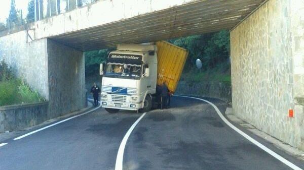 Tir bloccato sotto il ponte della ferrovia a Caldine