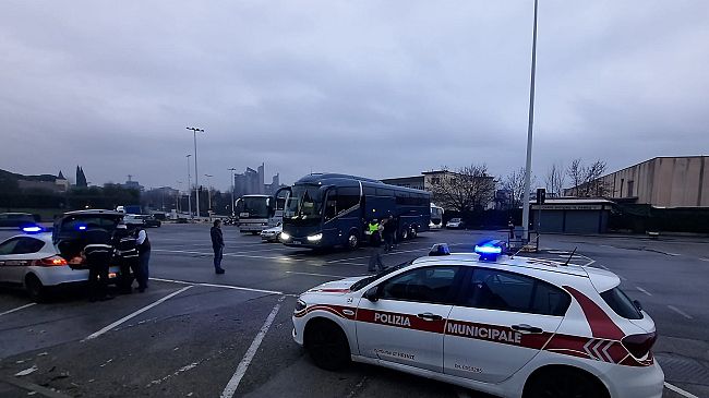 Sei bus stranieri controllati dai vigili: multe per migliaia di euro