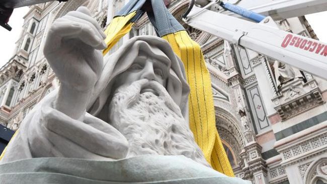 Sulla facciata del Duomo di Firenze la replica di marmo di una scultura ottocentesca