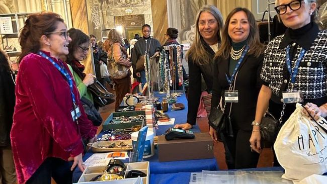 Solidarietà: il mercato di abiti vintage per aiutare i malati gravi