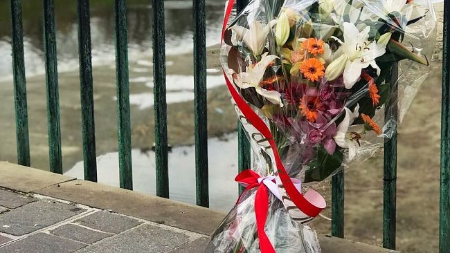 Imbrattata la targa in ricordo di Idy Diene