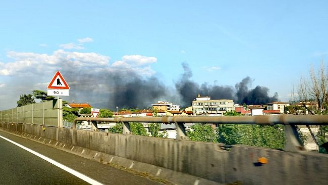 Incendio Ponte a Greve, il tetto è quasi interamente crollato