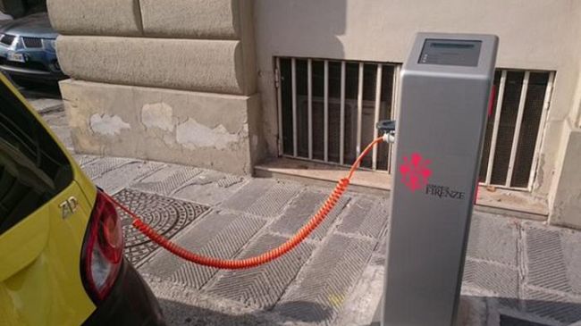 Punti ricarica per auto e biciclette elettriche: rapporto di Legambiente e Motus-E