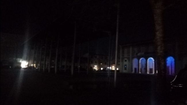 Scandicci una notte al buio dopo la caduta del pino secolare 