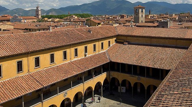 Professoressa di Pisa presa a sputi a Roma: insegna storia medievale ed ebraica