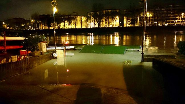 Arno in piena: notte di lavoro alla Canottieri Comunali
