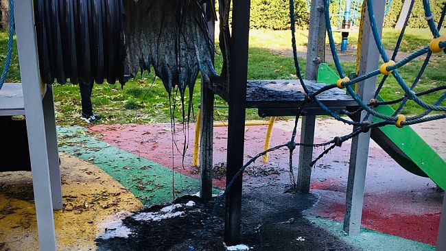 Area giochi in fiamme, è stato un ragazzino di 11 anni in gruppo