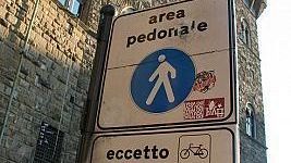 Senza patente guida la macchina in area pedonale