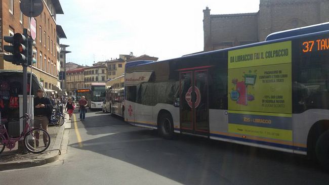 Borseggiatori a Santa Maria Novella: turisti presi di mira alla fermata del bus