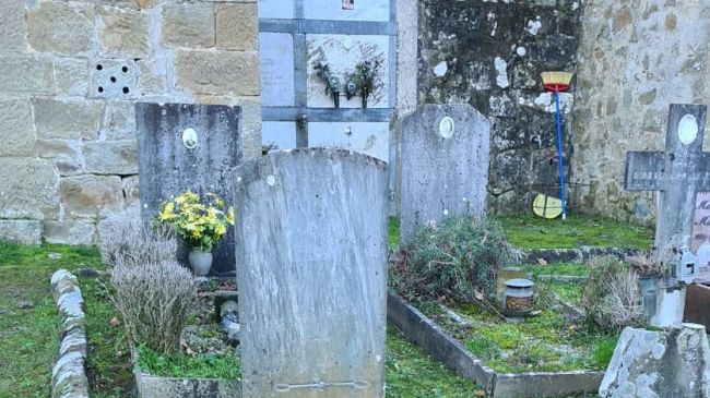Tombe vandalizzate nel cimitero di Casole