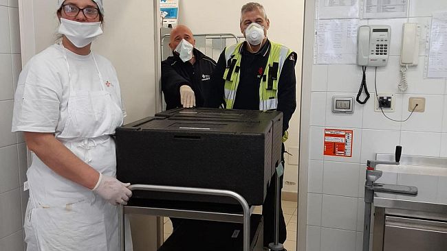 Covid-19: i cuochi degli asili comunali cucinano per la Protezione Civile