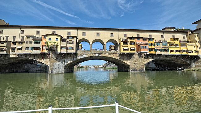 Un battello torna a navigare nel tratto centrale dell’Arno