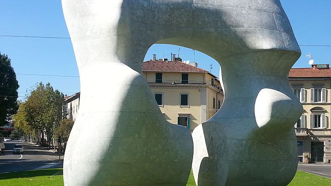 Prato: a nuova vita la 'Forma squadrata con taglio' di Henry Moore
