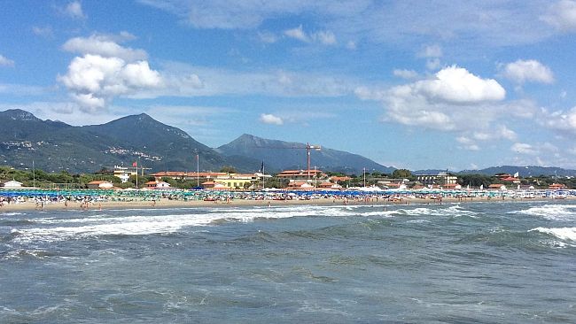 Versilia: giornalista di Canale 50 News aggredito durante un servizio