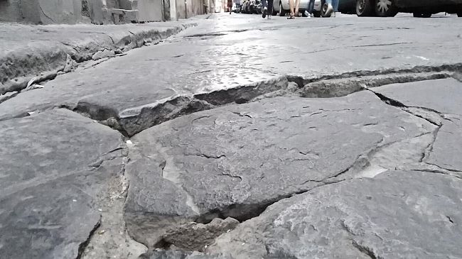 Buche da urlo e pietroni sconnessi: via de' Pandolfini fa arrossire il centro di Firenze