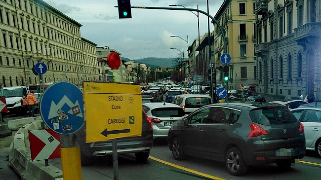Betoniera perde olio, traffico da incubo a Firenze