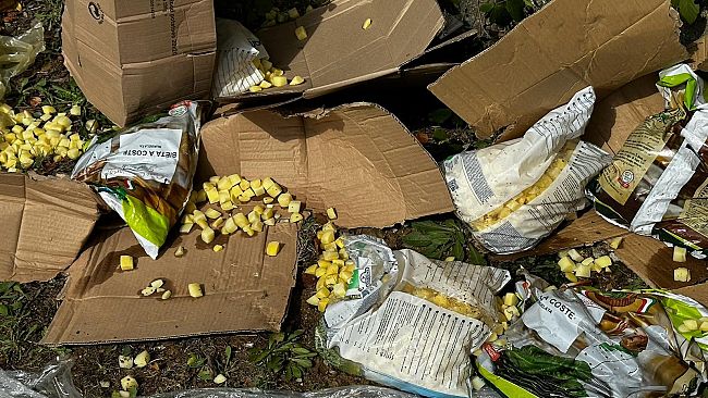 Furgone perde surgelati: patate e spinaci lungo la strada