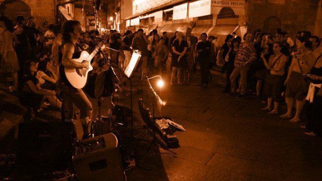 Artisti di strada a Firenze: turisti estasiati, geni e menestrelli multati
