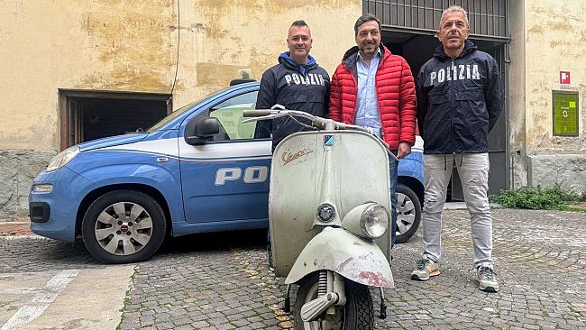 Recuperata Vespa d'epoca rubata in una vetrina di piazza della Libertà