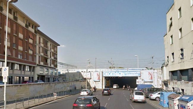 Fa i suoi bisogni in strada, multato e obbligato a ripulire