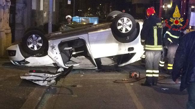 Incidente a Firenze, vettura ribaltata e feriti